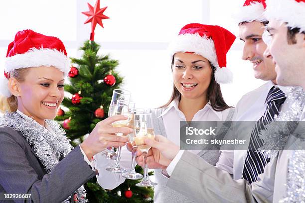 Grupo De Negocios Celebrar El Éxito De Año Nuevo De Los Días Festivos Foto de stock y más banco de imágenes de Día de fin de año