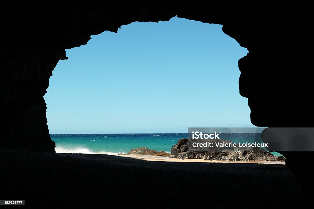 Plage de Hanakapiai Grotte - Photo de Chutes de Hanakapiai libre de droits