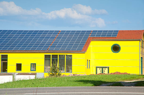 amarelo solares no telhado de casa da empresa - alternative engery - fotografias e filmes do acervo