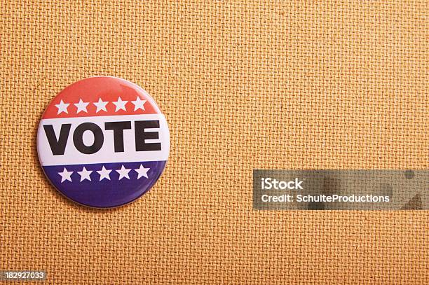 Głosowanie Pin Na Tablicy Ogłoszeń - zdjęcia stockowe i więcej obrazów Amerykańska flaga - Amerykańska flaga, Bez ludzi, Broszka
