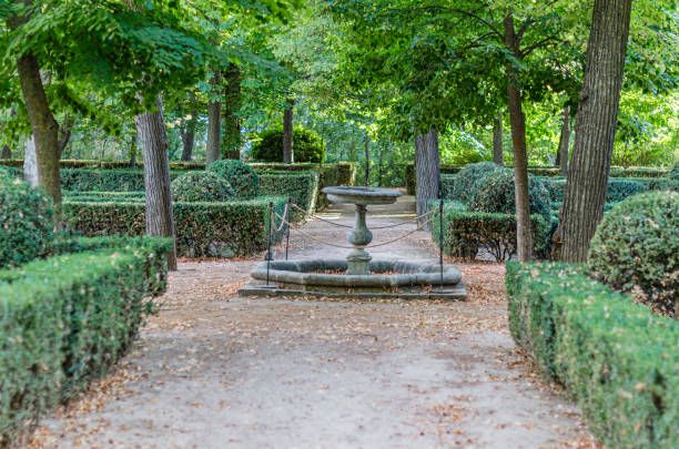 istock Fountain in a park in Aranjuez, Spain 1829270398