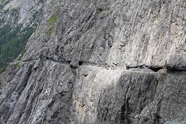 渓谷 uina val d 」 - ravine geology danger footpath ストックフォトと画像