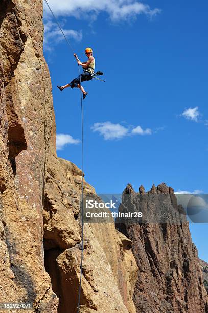 Foto de Mulher Escalada Em Rocha e mais fotos de stock de Abseiling - Abseiling, Adulto, Atividade