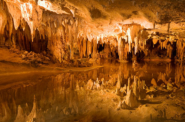 Luray Caverns Nice reflection of stalactites in very quiet water in a cave. Luray Caverns in Virginia stalactite stock pictures, royalty-free photos & images