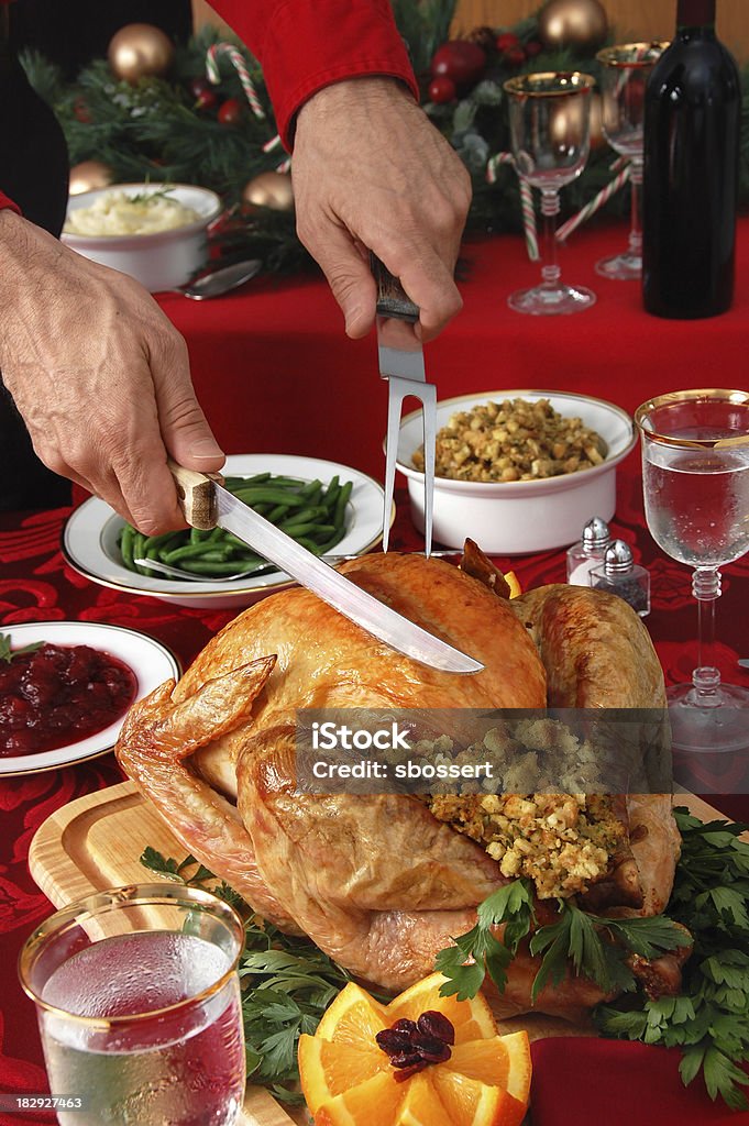 Carving il tacchino di Natale - Foto stock royalty-free di Carne di tacchino