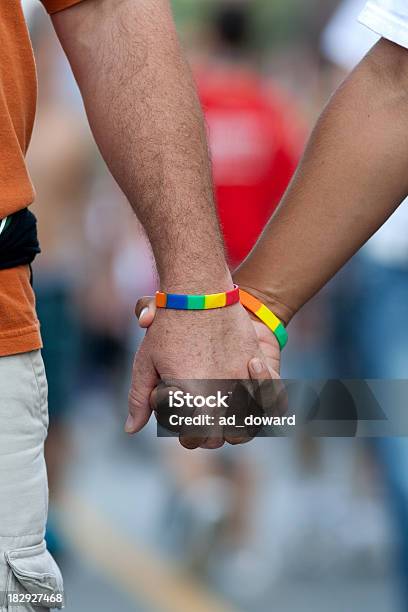 Uomo Che Tiene Le Mani4 - Fotografie stock e altre immagini di Mano - Mano, Pride - Evento LGBTQI, Darsi la mano