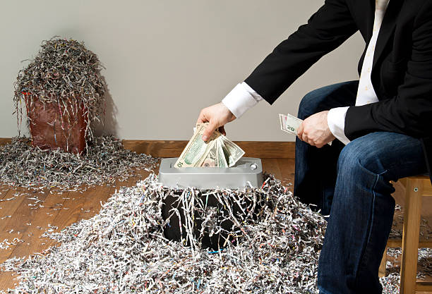 uomo serio banconota da cento dollari - paper shredder isolated paper demolished foto e immagini stock