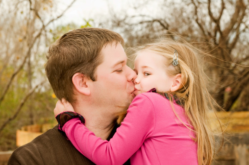 Dad daughter teen. Поцелуй папу. Французский поцелуй с дочкой. Поцелуй папы и Дочки в губы.