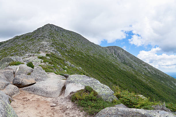 「ハントトレイルを katahdin - mt katahdin ストックフォトと画像