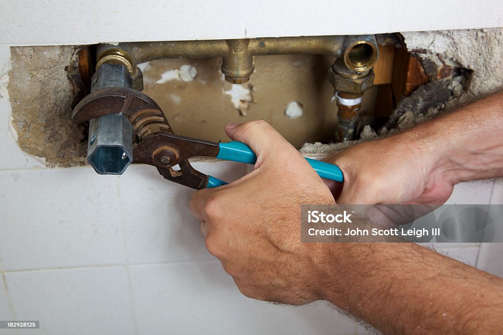 Clé de douche-réparer le robinet de - Photo de Conduite d'eau libre de droits