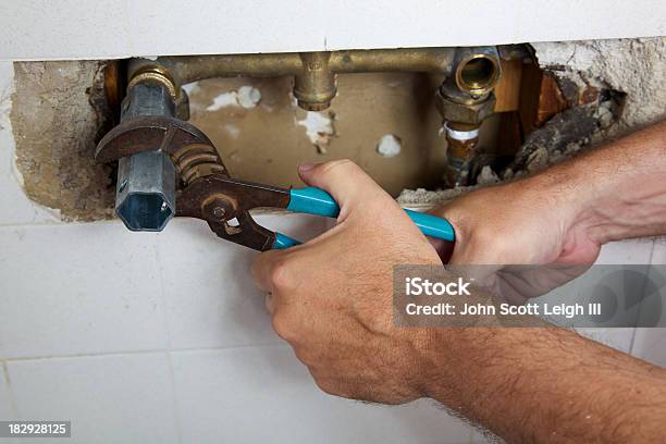 Photo libre de droit de Clé De Doucheréparer Le Robinet De banque d'images et plus d'images libres de droit de Conduite d'eau - Conduite d'eau, Intérieur de maison, Activité