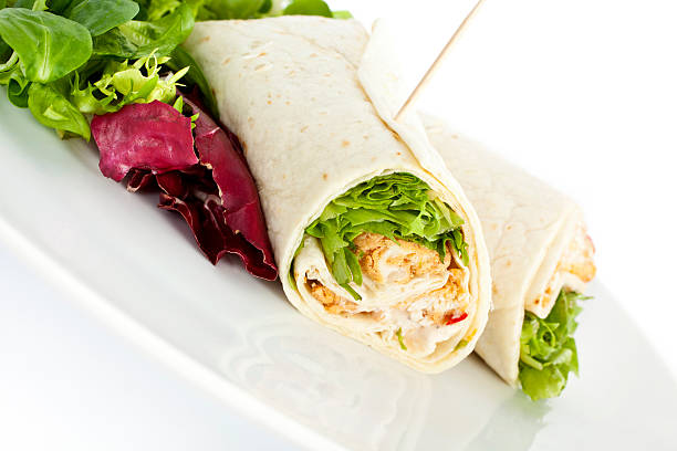 salade au poulet sandwich wrap - side salad tomato spinach lettuce photos et images de collection