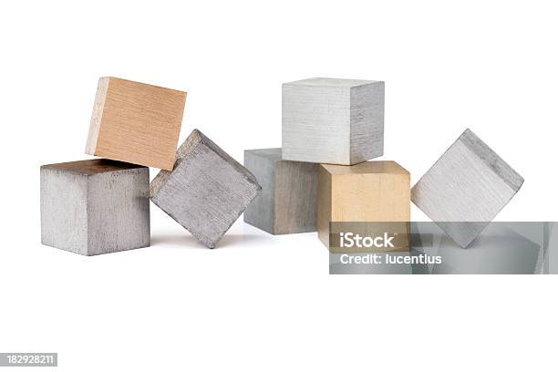 Sette Diversi Metallo Cubi Isolato Su Bianco - Fotografie stock e altre immagini di Alluminio - Alluminio, Cubo, Rame - Metallo