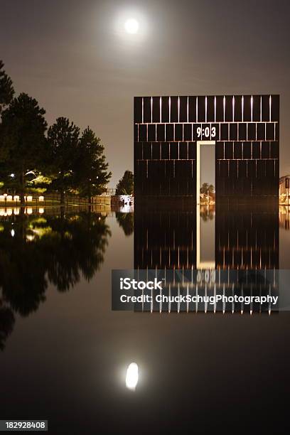 カラフルなオクラホマシティーメモリアル反射 - オクラホマ州のストックフォトや画像を多数ご用意 - オクラホマ州, オクラホマシティ国立記念センター, 連邦ビル