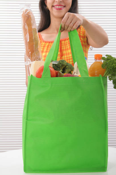 kobieta z eco-friendly torba - shopping bag orange bag handle zdjęcia i obrazy z banku zdjęć