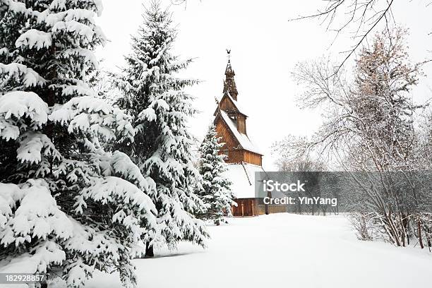 伝統的なスカンジナビア Stave Church 冬の森雪が降った後 - ノルウェー文化のストックフォトや画像を多数ご用意 - ノルウェー文化, ミネソタ州, ステイブ教会