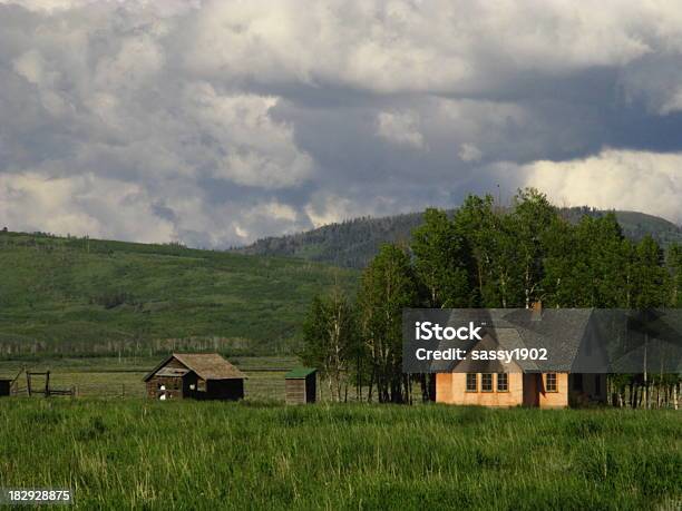 旧 Homstead ワイオミング - 丸太小屋のストックフォトや画像を多数ご用意 - 丸太小屋, 古い, 山