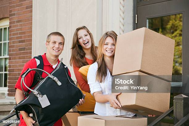 Estudiantes A Los Compañeros De Habitación Avanzando Hacia College Dormitory Apartamento En El Campus De La Universidad Foto de stock y más banco de imágenes de Residencia estudiantil