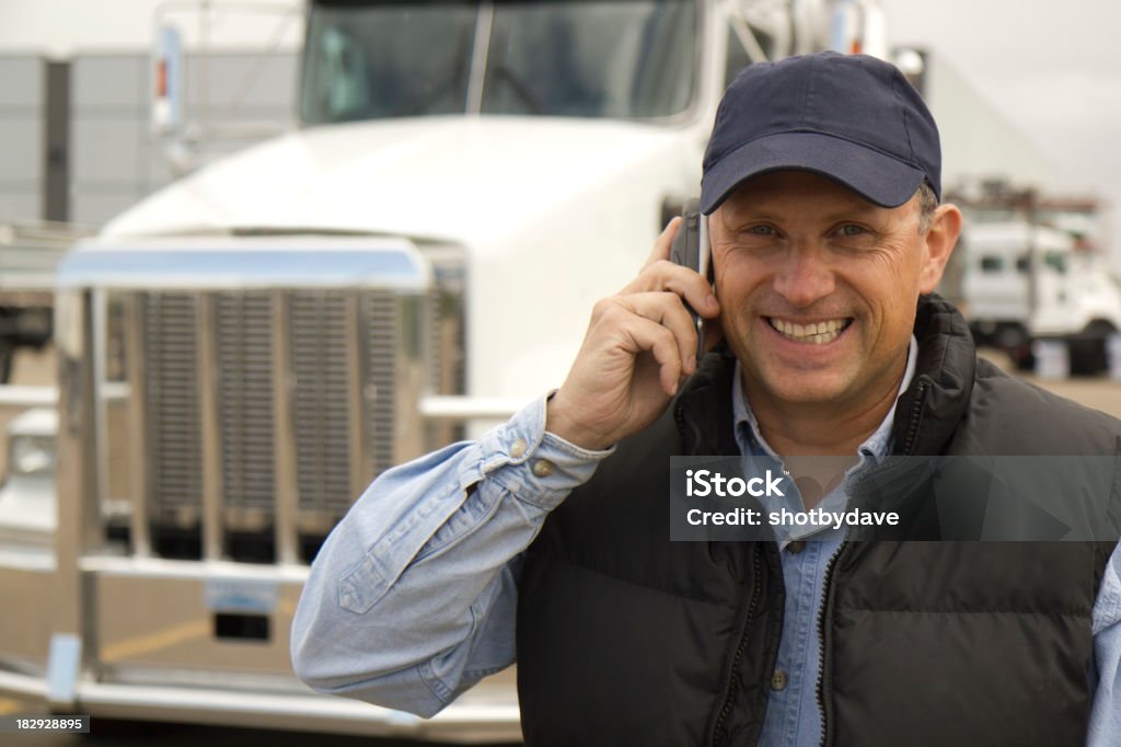 Conductor sonriente por teléfono - Foto de stock de Camionero libre de derechos