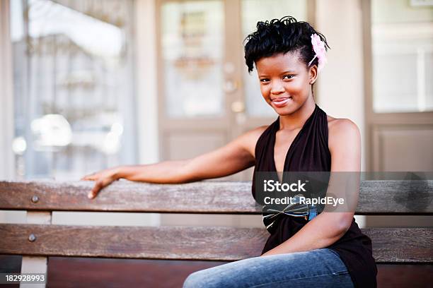 Süße Modische Junge Frau Sitzt Auf Der Bank Lächelnd Stockfoto und mehr Bilder von Afrikaner