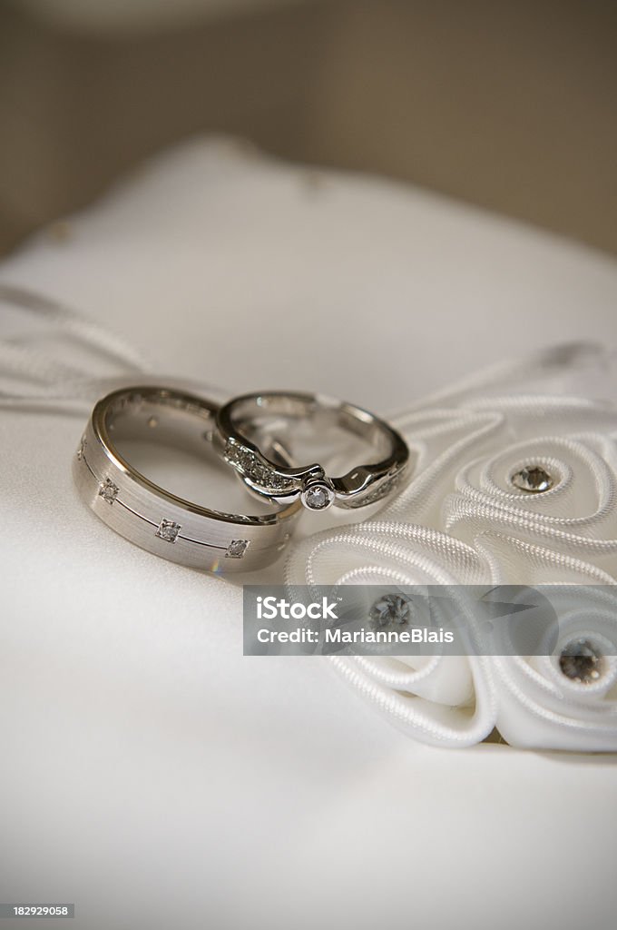 Alianças de casamento - Foto de stock de Adornado com pedras royalty-free