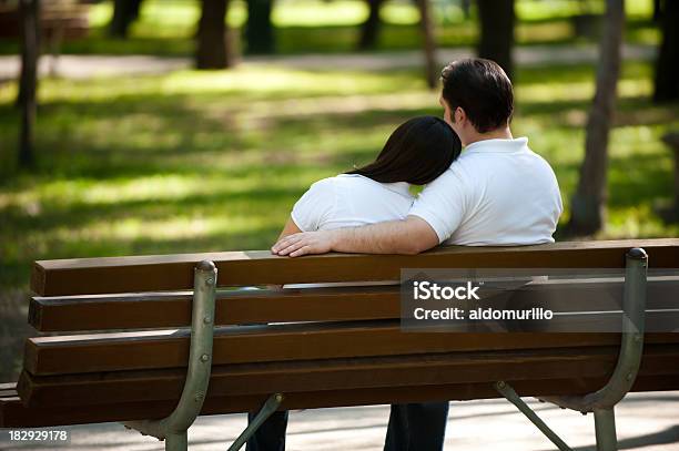 Romantische Junges Paar Stockfoto und mehr Bilder von Braunes Haar - Braunes Haar, Ehefrau, Ehemann