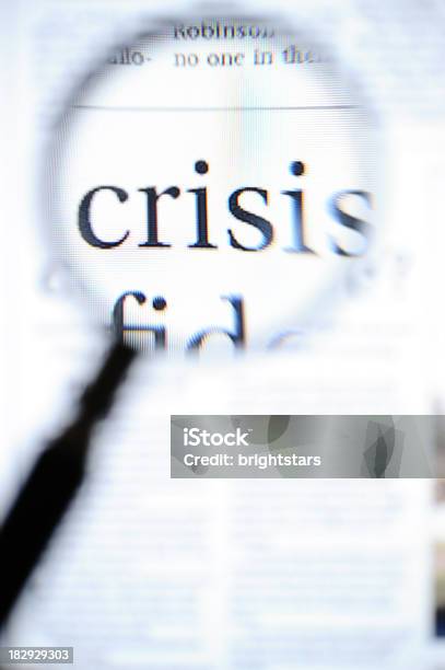 Szkło Powiększające Koncentrując Się Na Kryzys Nagłówki - zdjęcia stockowe i więcej obrazów Finanse