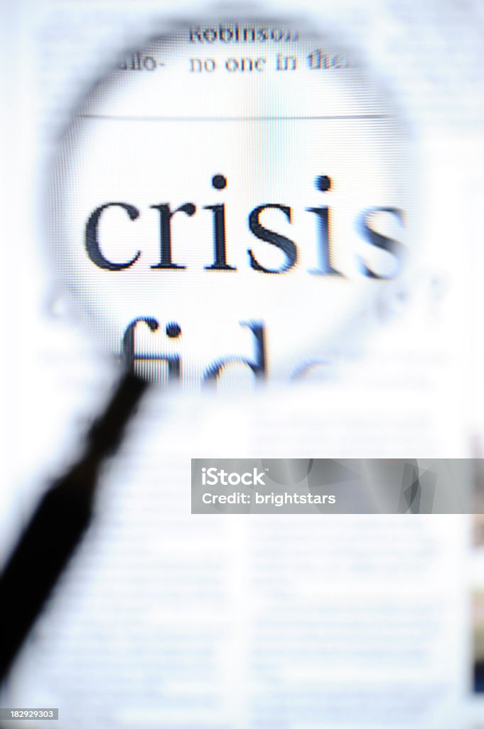 Увеличительное стекло с упором на кризис Заголовки - Стоковые фото Отчаяние роялти-фри