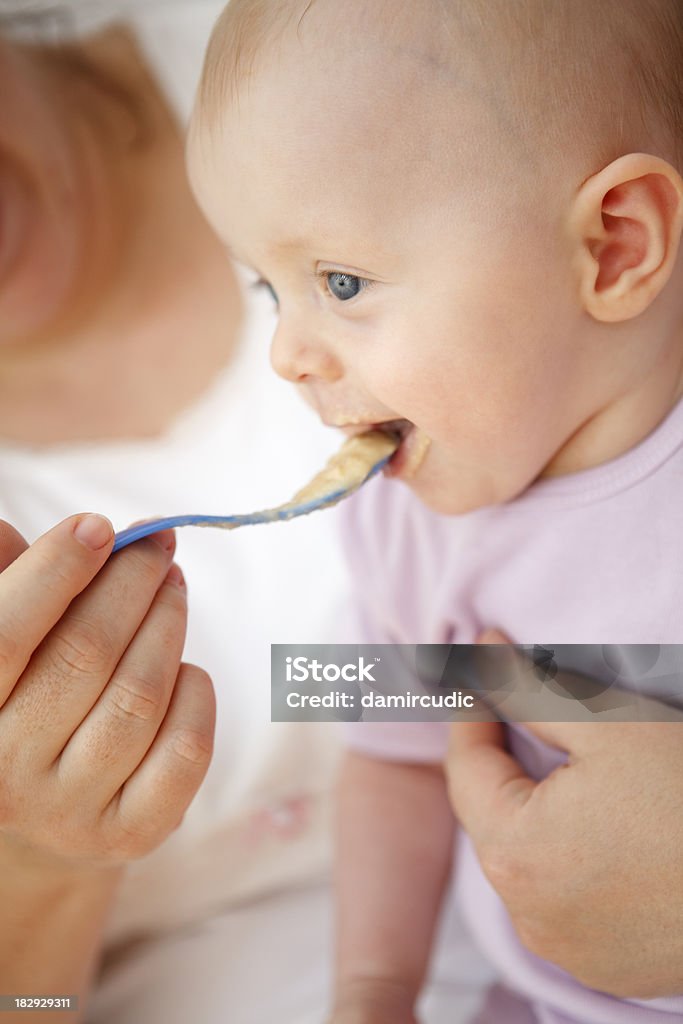 Mãe alimentar o seu bebé - Royalty-free 0-11 Meses Foto de stock