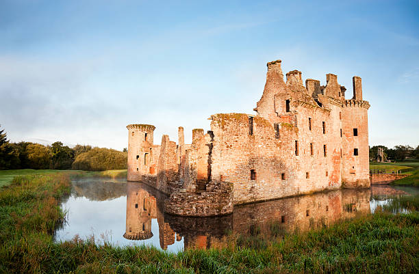 dumfries caerlaverock 城 - caerlaverock ストックフォトと画像