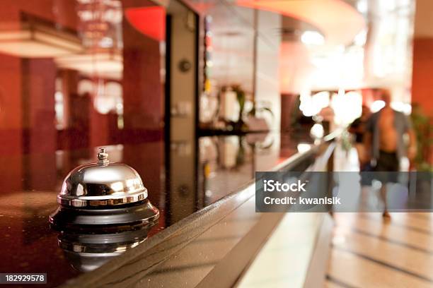 Sineta Em Uma Recepção De Hotel - Fotografias de stock e mais imagens de Sineta - Sineta, Recepção de Hotel, Sino