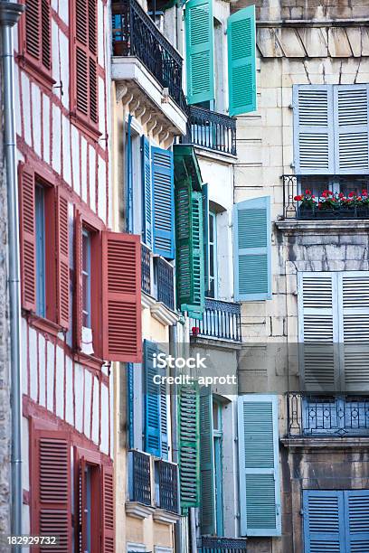 Típica Casa Fachadas De Bayona Francia Foto de stock y más banco de imágenes de Bayona - Francia - Bayona - Francia, Francia, Arquitectura