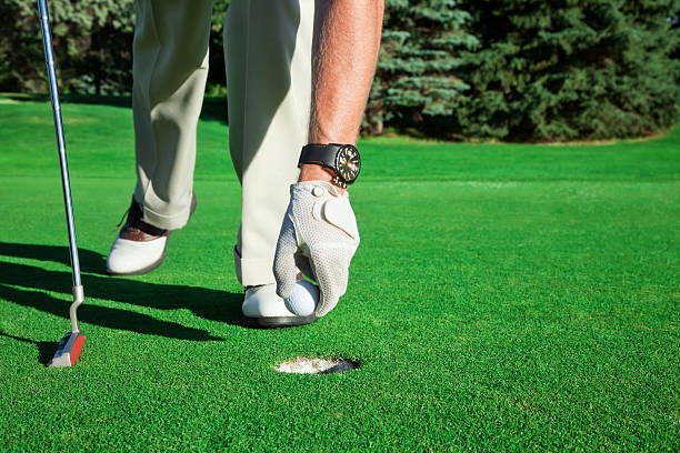 golfspieler abrufen von loch golf ball - golf golf course putting green hole stock-fotos und bilder