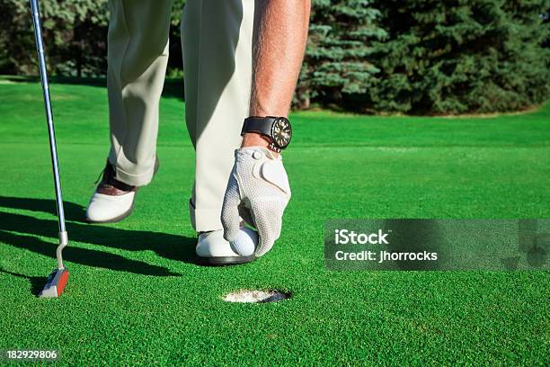 Golfista Recuperar Pelota De Golf De Orificio Pasante Foto de stock y más banco de imágenes de Golf