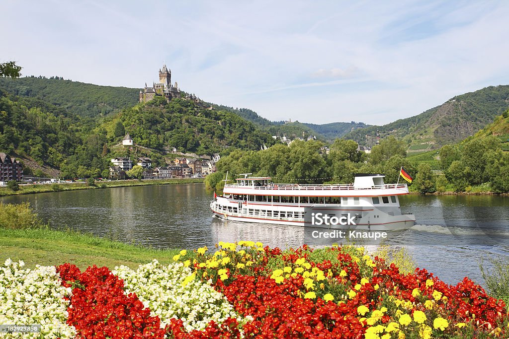 Экскурсия на лодке по реке Мозель с Reichsburg Замок на фоне - Стоковые фото Reichsburg Castle роялти-фри
