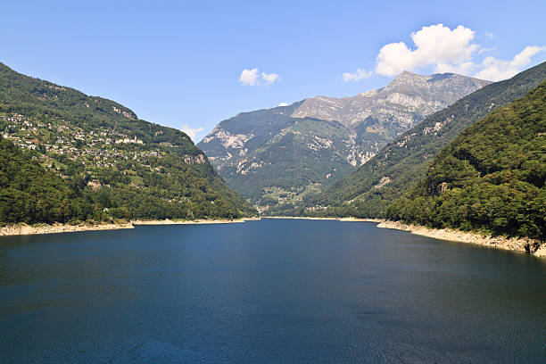 lac verzasca paysage - swisse photos et images de collection