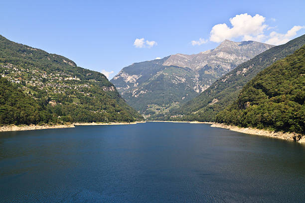 lago paisagem verzasca - swisse imagens e fotografias de stock