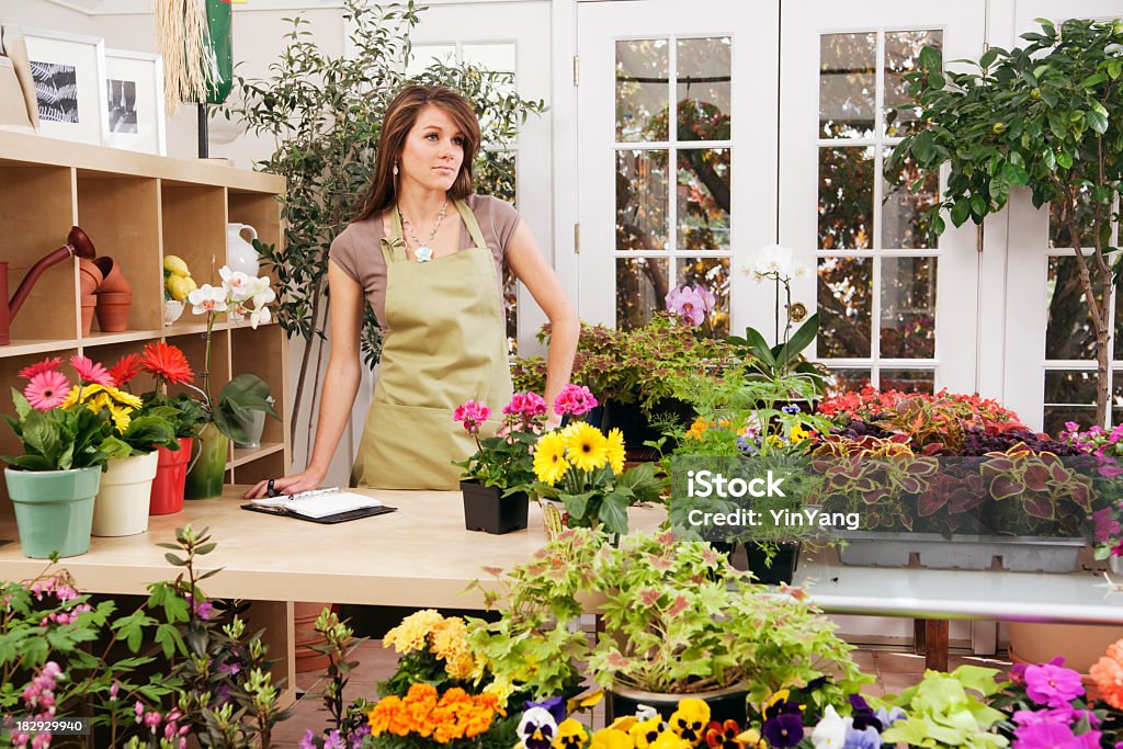 Donna Shopkeeper, piccole imprese Proprietario del negozio di vendita al dettaglio giardino fiori, operaio - Foto stock royalty-free di 20-24 anni