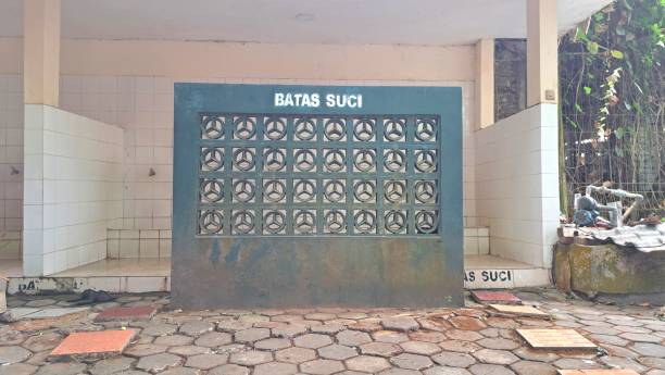 istock Dirty sacred boundary wall in the ablution area is suitable for advertising cleaning tools and cleaning soap 1829301992