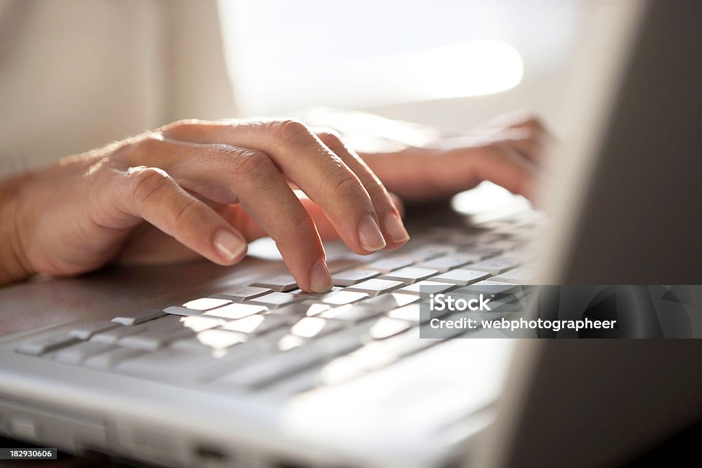 Usando computadora portátil - Foto de stock de Botón pulsador libre de derechos