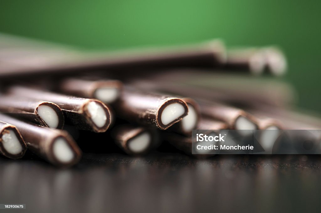Мятный Шоколадный sticks на зеленом фоне - Стоковые фото Без людей роялти-фри