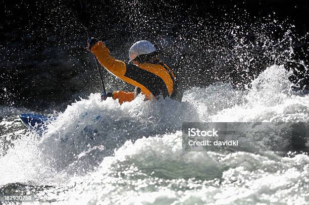 Kajakarz Przechodzi Przez Białe Wody Rapids - zdjęcia stockowe i więcej obrazów Pomarańczowy - Pomarańczowy, Czynność, Fotografika