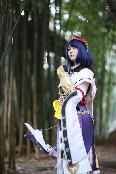 cosplay de cazadora de mujer joven japonesa con arco en jardín japonés - maquillaje para cosplay de anime fotografías e imágenes de stock