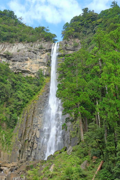 cachoeira nachi (a cachoeira individual mais alta) em nachisan, nachikatsuura, - higashimuro - fotografias e filmes do acervo