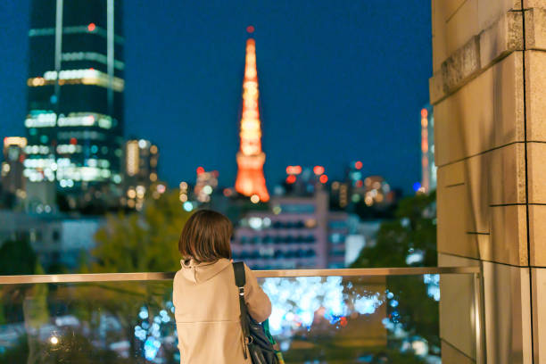 viajante com saco visitando roppongi hills christmas illumination durante a temporada de inverno, mulher turista feliz está em um mercado de natal em tóquio, japão. conceito de viagens, feriados e celebrações - roppongi hills - fotografias e filmes do acervo