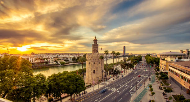 vista de la torre del oro de sevilla al atardecer - seville sevilla andalusia torre del oro fotografías e imágenes de stock