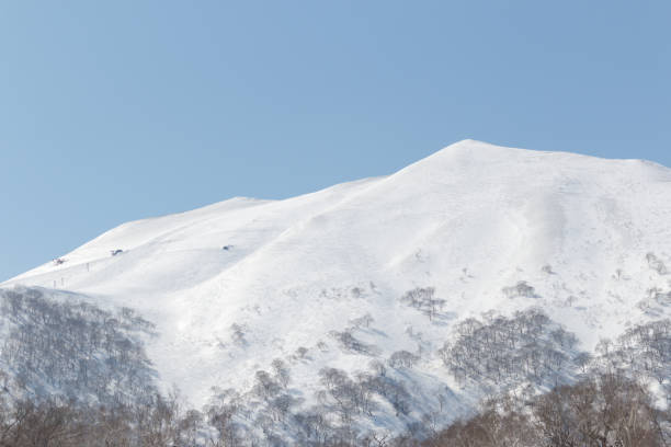 śnieżne pasmo górskie zimowy krajobraz w słoneczny dzień - sunny day mountain mountain range winter zdjęcia i obrazy z banku zdjęć