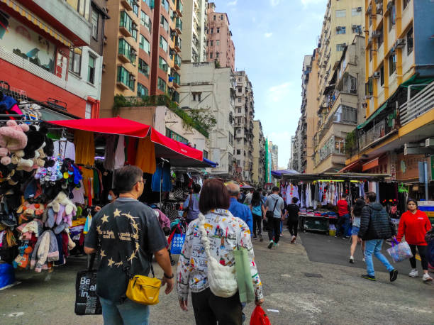 marché de la rue fa yuen mong kok, hong kong. - crowd kowloon peninsula multi colored photos et images de collection