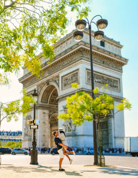 coppia in gita in città a parigi visitando avenue des champs-elysees parigi francia arco di trionfo - paris france heterosexual couple couple french culture foto e immagini stock