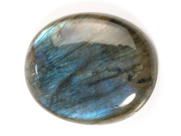 piedra preciosa de labradorita azul y negra - feldespato mineral aislado sobre fondo blanco - crystallography fotografías e imágenes de stock